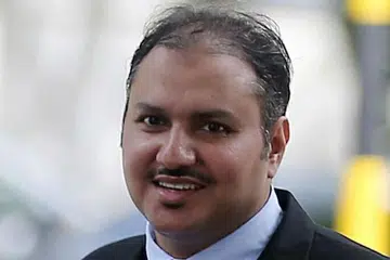 Bander Yahya A. Alzahrani, diplomat yang bertugas di kedutaan Arab Saudi di Beijing, China, mencium seorang intern wanita berusia 20 tahun di leher dan memeluknya dalam sebuah bilik hotel di Sentosa pada 14 Ogos lalu.