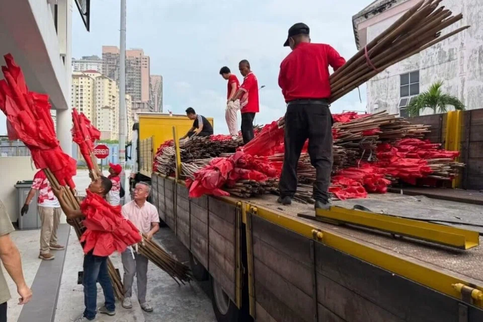 Pengerusi Parti Tindakan Demokratik (DAP), Encik Khoo Poay Tiong (bawah, berbaju putih) mengangkat bendera Pakatan Harapan (PH) yang pernah digunakan pada Pilihan Raya Negeri (PRN) Johor dan Negeri Sembilan, untuk digunakan pada PRN Melaka ke-16, tidak lama lagi.