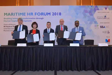 GANDING BAHU: (Dari kiri) Setiausaha Agung SOS, Encik Kam Soon Huat; Setiausaha Agung SMOU yang juga Presiden NTUC, Cik Mary Liew; Ketua Eksekutif MPA, Encik Andrew Tan; Presiden SSA, Encik Esben Poulsson dan Pengerusi SMEF, Kapten Francis Joseph bergambar selepas menandatangani MOU untuk bekerjasama membangun modal insan bagi sektor kelautan. - Foto MPA