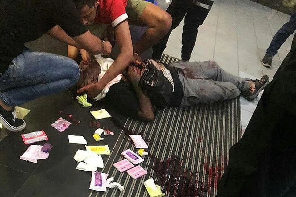 Beberapa orang dilihat cuba membantu menghentikan pendarahan teruk mangsa menggunakan tisu paket. FOTO: ENCIK NGUYEN/ INTERNET