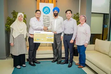 IKRAR SUMBANGAN: Darul Arqam menghulurkan dana $20,000 kepada Mercy Relief dalam menyokong usaha Bantuan Banjir Pakistan 2022. (Dari kiri) Pengurus besar Darul Arqam, Cik Norsiah Saad; presiden Darul Arqam, Encik Adam Foo; pengerusi Mercy Relief, Encik Satwant Sing; pengarah lembaga Mercy Relief, Encik Vincent Ling dan pengarah eksekutif Mercy Relief, Cik Angelina Ong. - Foto BH oleh NUR DIYANA TAHA