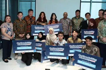 Biasiswa Pemerkasaan SingCham 2026 bergambar bersama Duta Singapura ke Indonesia, Kwok Fook Seng (berdiri, empat dari kiri); Pengerusi SingCham Indonesia, Shoeb Kagda (berdiri, enam dari kanan), serta wakil syarikat penaja pada majlis penyampaian biasiswa. Tahun 2026i, SingCham meningkatkan jumlah penerima daripada lapan kepada 13 pelajar, selain memperluaskan program ke Bandung bagi menyediakan bantuan kewangan, latihan industri dan bimbingan profesional untuk melahirkan bakat muda Indonesia yang bersedia menghadapi dunia pekerjaan.