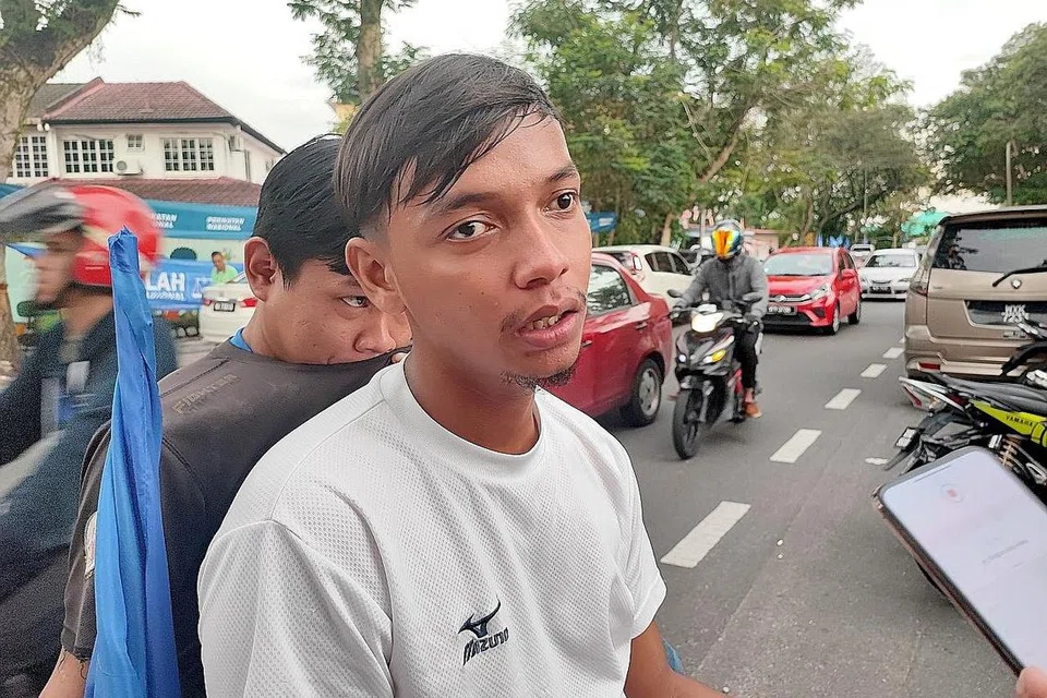 HASRAT PENGUNDI MUDA: Pengundi kali pertama Iqbal Abdullah berkata beliau tidak begitu mengikuti perkembangan politik tetapi mahu memilih orang terbaik bagi mewakili penduduk. - Foto\ BH oleh NORMAN SAWI 