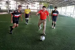 TERBUKTI BERBAKAT: Encik Amrin Amin (berbaju merah) menyerikan pertandingan futsal amal Rumah Kebajikan Muhammadiyah di Pusat Sukan Kovan semalam. - Foto M.O. SALLEH