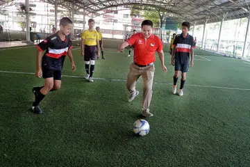 TERBUKTI BERBAKAT: Encik Amrin Amin (berbaju merah) menyerikan pertandingan futsal amal Rumah Kebajikan Muhammadiyah di Pusat Sukan Kovan semalam. - Foto M.O. SALLEH