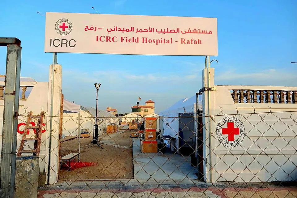 Hospital lapangan dengan 60 katil di Rafah, Jaluran Gaza, menyediakan penjagaan trauma yang menyelamatkan nyawa dan penjagaan perubatan penting kepada 200 orang setiap hari pada kapasiti penuh. Hospital itu dikendalikan oleh Pertubuhan Palang Merah Antarabangsa (ICRC).