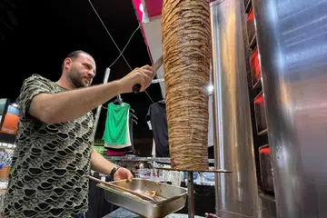 Penduduk asal Palestin, Encik Ahmed Awad (gambar), merupakan pengurus restoran, Hai Al-Rimal Shawerma atau ‘shawarma’ dari kejiranan Rimal. Restoran itu dimiliki oleh peniaga Palestin, Encik Basem Abu Al-Awn, yang melarikan diri ke Mesir akibat perang Gaza.