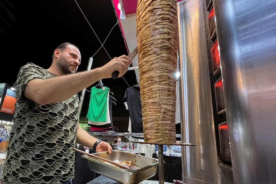Penduduk asal Palestin, Encik Ahmed Awad (gambar), merupakan pengurus restoran, Hai Al-Rimal Shawerma atau ‘shawarma’ dari kejiranan Rimal. Restoran itu dimiliki oleh peniaga Palestin, Encik Basem Abu Al-Awn, yang melarikan diri ke Mesir akibat perang Gaza.