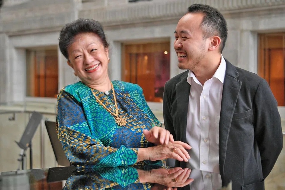 TERKENANG IMEJ BAPA: Dr Rohana Zubir (bergambar bersama Encik Julian Wong, pemain piano) pernah cuba belajar bermain piano daripada bapanya, Allahyarham Zubir Said, tetapi tidak sanggup meneruskannya kerana bapanya terlalu tegas. Meskipun tidak mewarisi kebolehan muzik bapanya, beliau tetap peminat besar karya-karya Allahyarham terutama lagu daripada filem seperti Sayang di Sayang. - Foto BH oleh MARK CHEONG
