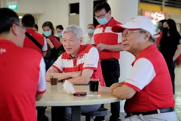 KONGSI VISI: Encik Lee Hsien Yang (kiri) and ketua Parti Kemajuan Singapura (PSP), Dr Tan Cheng Bock (kanan), di Pasar Tiong Bahru semalam. - Foto BH oleh GAVIN FOO