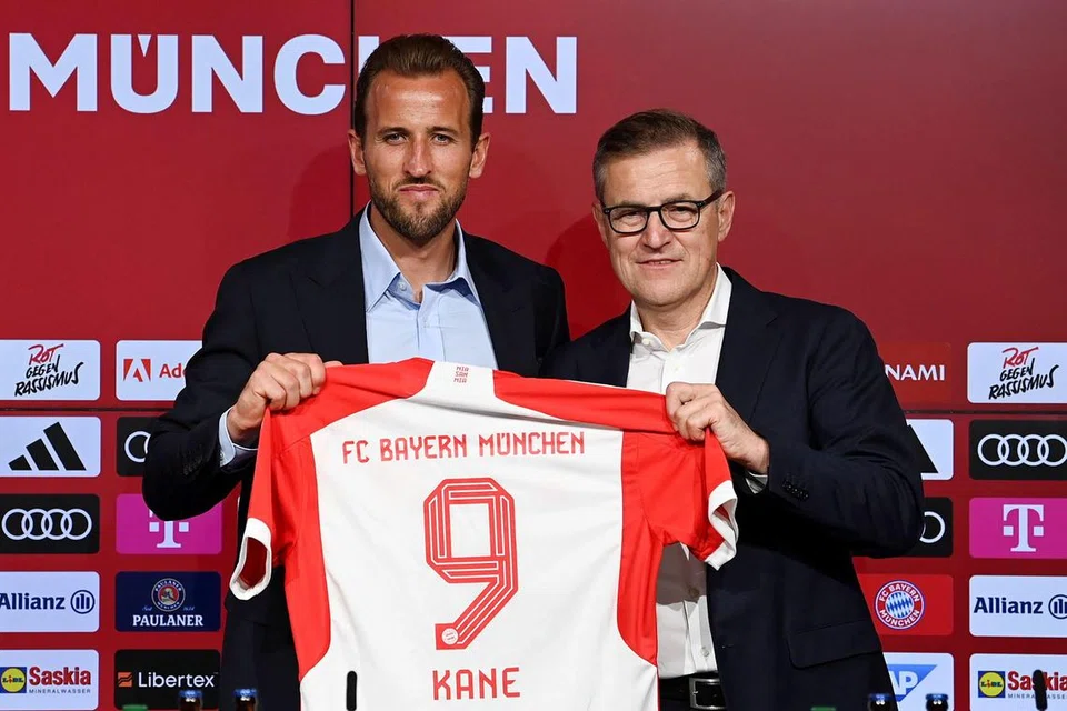 CABARAN BARU DI BUNDESLIGA: Harry Kane (kiri) mahu berpindah ke Bayern Munich kerana keinginannya untuk memenangi trofi dan pingat.  Mungkin Bayern mampu memenuhi impiannya. Kane bersama Ketua Pegawai Eksekuitf (CEO) Bayern Munich, Jan-Christian Dreesen pada 13 Ogos lalu.