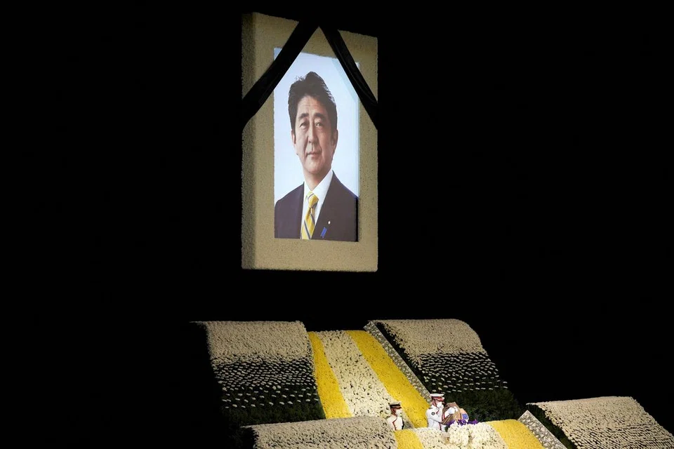 Encik Shinzo Abe.