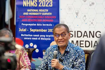 Menteri Kesihatan Malaysia, Datuk Seri Dr Dzulkefly Ahmad, mahu mengurangkan kadar obesiti dalam kalangan rakyat Malaysia dengan melancarkan ‘perang’ terhadap gula menerusi penarafan kandungan gula dalam minum seperti yang dilaksanakan di Singapura. 