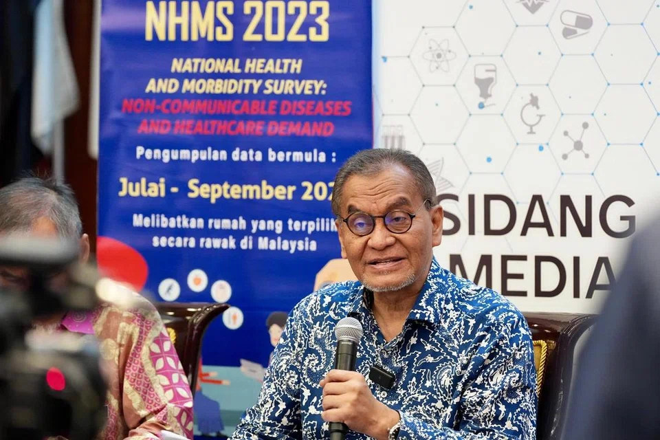Menteri Kesihatan Malaysia, Datuk Seri Dr Dzulkefly Ahmad, mahu mengurangkan kadar obesiti dalam kalangan rakyat Malaysia dengan melancarkan ‘perang’ terhadap gula menerusi penarafan kandungan gula dalam minum seperti yang dilaksanakan di Singapura. 