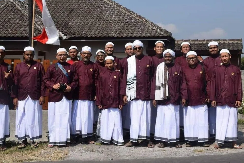 TEGUH BERI BANTUAN: Sukarelawan Singapura berseragam merah putih untuk solat Aidiladha pada 2019. Hari Raya Haji tahun itu jatuh bersamaan pada Hari Kebangsaan Singapura. - Foto ATTAWASOL INSANIY