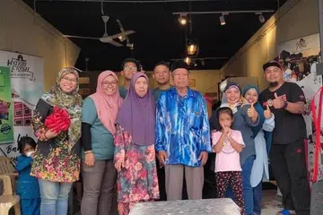 PRIHATIN DENGAN HARGA BARANGAN: Pada musim pilihan raya ini, suara penduduk kampung seperti Cik Nur Zalikha Zainal Abidin (dua dari kiri) bak bergema lebih lantang, lebih-lebih lagi dengan kenaikan harga barangan keperluan harian. - Foto FACEBOOK FAIZAL AZUMU
