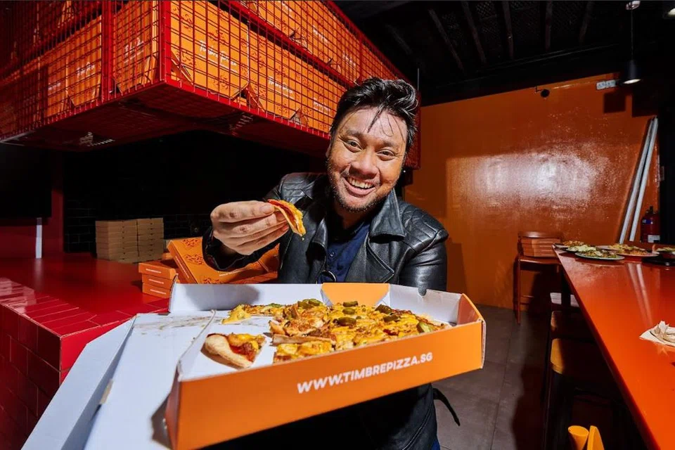 SOKONG PEMUZIK: Penyanyi Awi Rafeal mencipta piza Runaway bersama Timbre Pizza yang diinspirasikan daripada lagu singlenya, ‘Runaway’. 