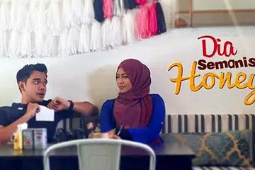 LANJUTAN DRAMA: Pementasan hasil padanan daripada drama dan novel ini dibintangi Alif Satar (juga gambar sisipan) dan Siti Nordiana. - Foto INSTAGRAM SITI NORDIANA