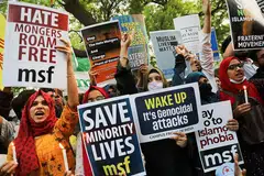 SUARAKAN BANTAHAN: Rakyat India mengecam tindakan samseng dan jenayah kebencian ke atas masyarakat beragama di negara itu - terutamanya ke atas orang-orang Islam - dengan mengadakan perhimpunan keamanan di New Delhi, India, pada 16 April lalu. - Foto REUTERS