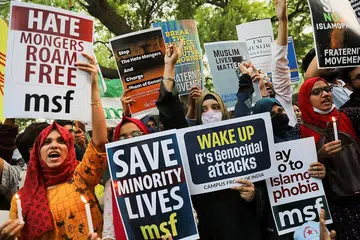 SUARAKAN BANTAHAN: Rakyat India mengecam tindakan samseng dan jenayah kebencian ke atas masyarakat beragama di negara itu - terutamanya ke atas orang-orang Islam - dengan mengadakan perhimpunan keamanan di New Delhi, India, pada 16 April lalu. - Foto REUTERS