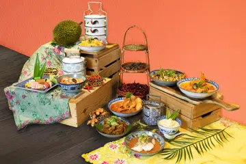 Sempena sambutan Hari Kebangsaan Singapura yang ke-61, bufet ‘Nyonya Meets the World’, menggabungkan warisan masakan Peranakan dengan inspirasi kulinari antarabangsa, bermula dari 27 Julai hingga 9 September.