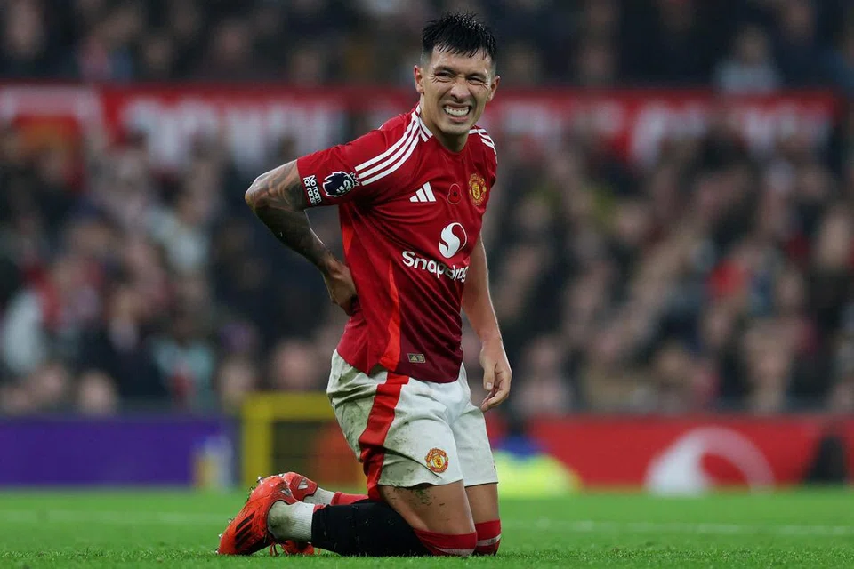 Lisandro Martinez yang bermain di bahagian bek Manchester United, mengalami kecederaan dan menarik diri daripada pasukan nasional Argentina akibat masalah pinggul dan bahagian belakang tubuhnya.