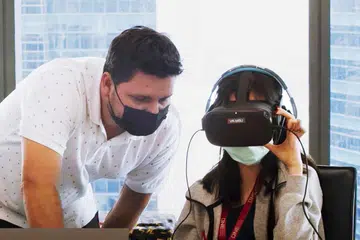 GUNA TEKNOLOGI: Bagi meningkatkan kemahiran pekerja, realiti maya (VR) digunakan bagi latihan para pekerja One.

