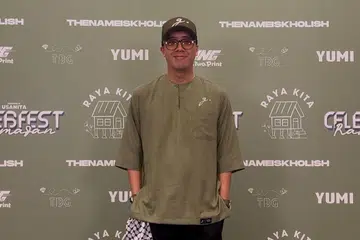 Pemilik perniagaan baju lelaki, Ghettomen Clothing, Encik Hafiz Zainal, menerima permintaan daripada pelanggan untuk membeli baki baju kurta dewasa untuk diderma.