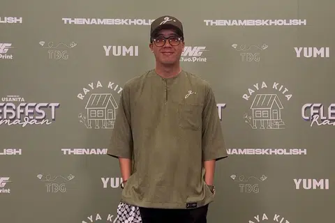 Pemilik perniagaan baju lelaki, Ghettomen Clothing, Encik Hafiz Zainal, menerima permintaan daripada pelanggan untuk membeli baki baju kurta dewasa untuk diderma.