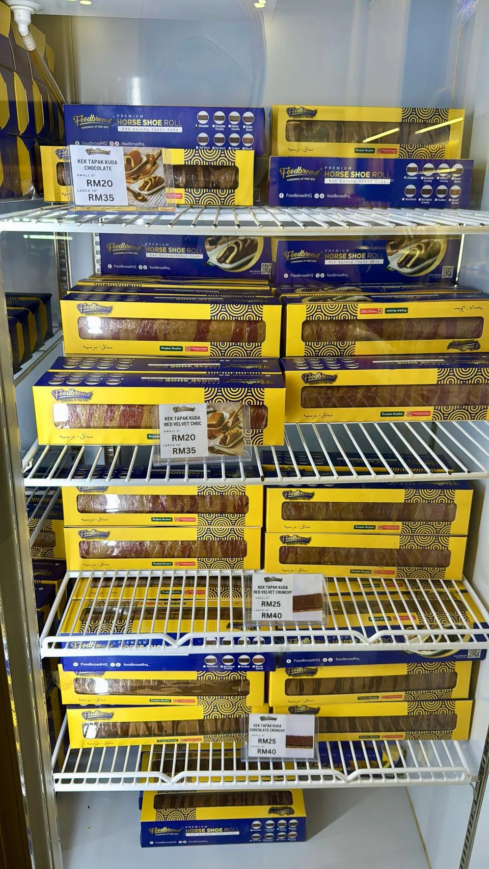 Kek tapak kuda di Foodbroad boleh didapatkan dalam pelbagai perisa.