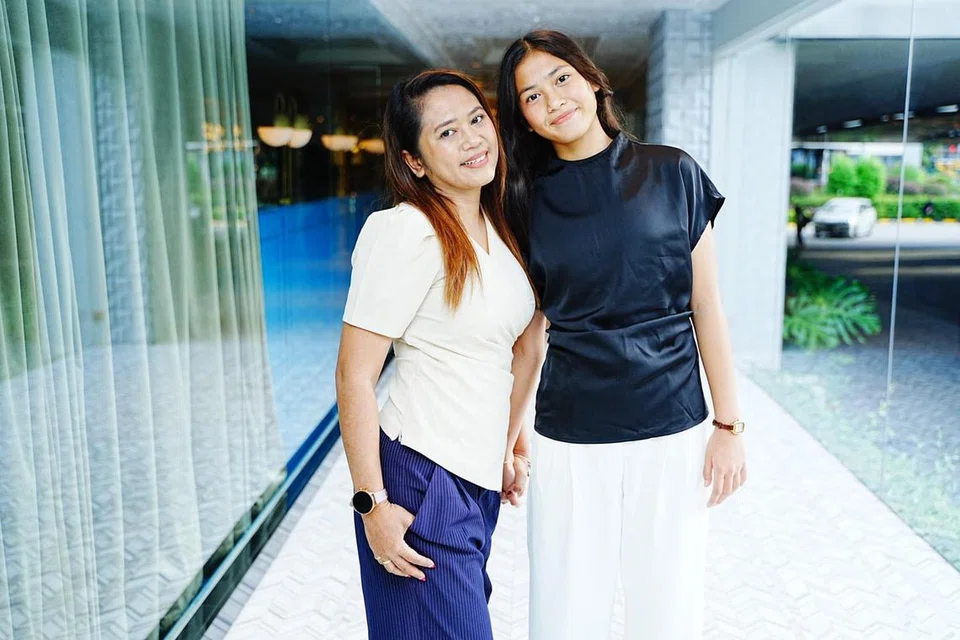  Ibu kepada Seri Nurinsyirah Indra Saharen, Cik Aniza Musa (kiri) rasa bimbang untuk melepaskan anaknya ke luar negara, tetapi yakin bahawa beliau mampu berdikari dan meraih manfaat penuh di Amerika Syarikat. 