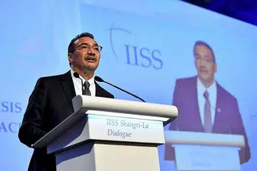 KEDAMAIAN PERLU: Bagi memerangi pertumbuhan pengganasan, menggalak kedamaian amat perlu, kata Datuk Seri Hishammuddin (atas). - Foto ST