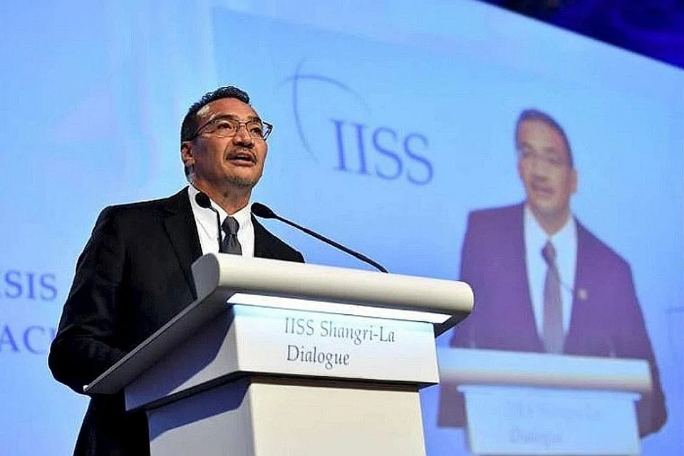 KEDAMAIAN PERLU: Bagi memerangi pertumbuhan pengganasan, menggalak kedamaian amat perlu, kata Datuk Seri Hishammuddin (atas). - Foto ST