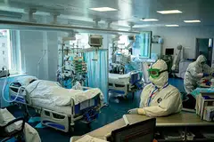 MEMANTAU PERKEMBANGAN PESAKIT: Kakitangan perubatan di sebuah wad unit jagaan rapi Hospital K+31 di Moscow, yang siap berpakaian khas untuk melindungi diri, memantau keadaan setiap pesakit pada 20 April lalu. Data privet mengenai koronavirus menunjukkan jumlah sebenar penduduk Moscow yang dijangkiti jauh lebih tinggi daripada data rasmi pemerintah. - Foto AFP