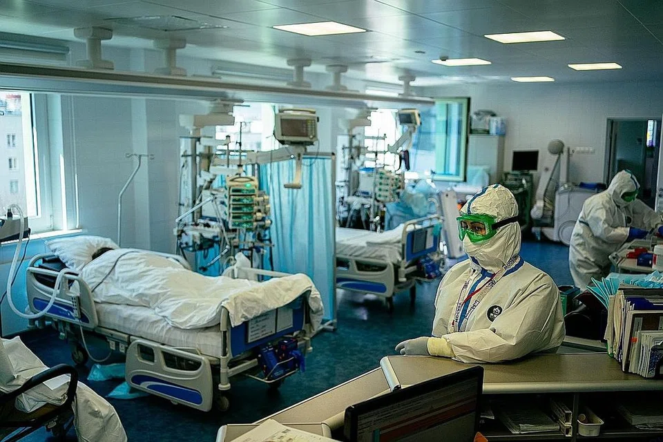 MEMANTAU PERKEMBANGAN PESAKIT: Kakitangan perubatan di sebuah wad unit jagaan rapi Hospital K+31 di Moscow, yang siap berpakaian khas untuk melindungi diri, memantau keadaan setiap pesakit pada 20 April lalu. Data privet mengenai koronavirus menunjukkan jumlah sebenar penduduk Moscow yang dijangkiti jauh lebih tinggi daripada data rasmi pemerintah. - Foto AFP