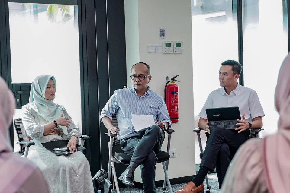 BINCANG PELBAGAI ISU: Setiausaha Parlimen Kanan (Kesihatan merangkap Undang-Undang), Cik Rahayu Mahzam (kiri), dan Anggota Parlimen GRC Jalan Besar, Dr Wan Rizal Wan Zakaria (kanan), berbincang pelbagai isu bersama sekumpulan belia dengan Editor Bersekutu BH, Encik Nizam Ismail (tengah),  sebagai moderator.