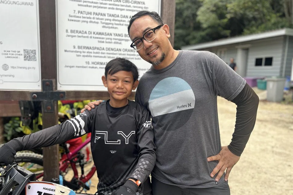 Encik Suhirman Sulaiman (kanan) bersama anaknya, Haider Aariz Suhirman (kiri).