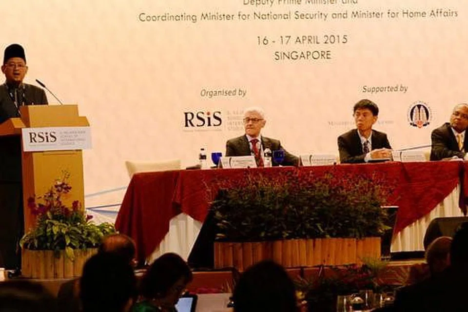 SAMPAIKAN UCAPAN: Dr Mohamed Fatris (berdiri) menyampaikan ucapan dalam salah satu sesi panel di hari terakhir Simposium Sidang Puncak Asia Timur (EAS) mengenai Pemulihan Keagamaan dan Penyepaduan Semula Sosial semalam. Anggota panel lain terdiri daripada (dari kiri) Profesor Arie W. Kruglanski (Profesor Psikologi Unggul dari Universiti Maryland, Amerika Syarikat); Dr Zunyou Zhou (Ketua Bahagian China, Institut Max Planck bagi Undang-Undang Jenayah Antarabangsa, Jerman); dan Profesor Gunaratna (Ketua ICPVTR). - Foto ZAINAL YAHYA 