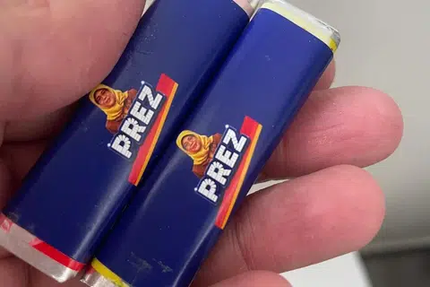 Gula-gula yang berbentuk segi empat tepat yang dikeluarkan oleh mainan tersebut.
