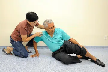 CARA BANTU WARGA TUA YANG TERJATUH: Jika seseorang warga tua terjatuh, nasihatkan beliau supaya elak bangun secara tergesa-gesa kerana ini boleh memburukkan kecederaannya. Dan jika beliau cedera parah, minta beliau supaya jangan bangkit sama sekali.