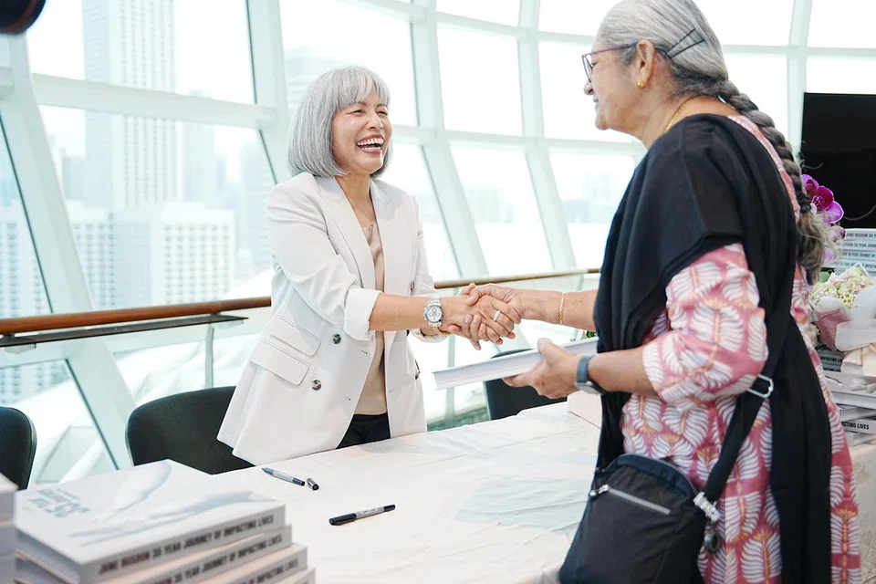 Cik June Rusdon beramah tamah dengan tetamu di majlis pelancaran buku beliau bertajuk ‘June Rusdon, 35 Year Journey of Impacting Lives’ di Bangunan Perpustakaan Negara pada 24 September.