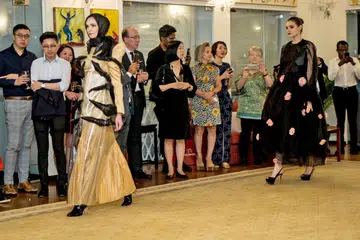 CANTIK DAN SOPAN: Rekaan pakaian Cik Nur Ili Norazip (depan, berwarna kuning muda) diperagakan di Kediaman Rasmi Pesuruhjaya Tinggi British di Singapura. - Foto BH oleh NUR DIYANA TAHA