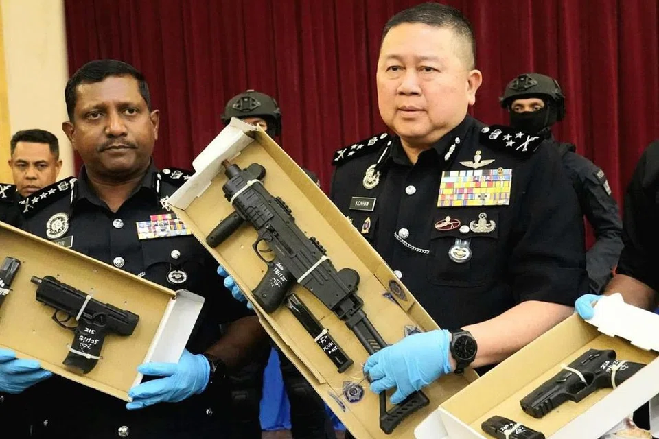 Pengarah Jabatan Siasatan Jenayah Narkotik Bukit Aman, Datuk Seri Khaw Kok Chin (kanan), bersama Ketua Polis Selangor, Datuk Hussein Omar Khan (kiri), menunjukkan senjata api yang dirampas daripada makmal dadah yang diserbu di Selangor dan Kuala Lumpur.