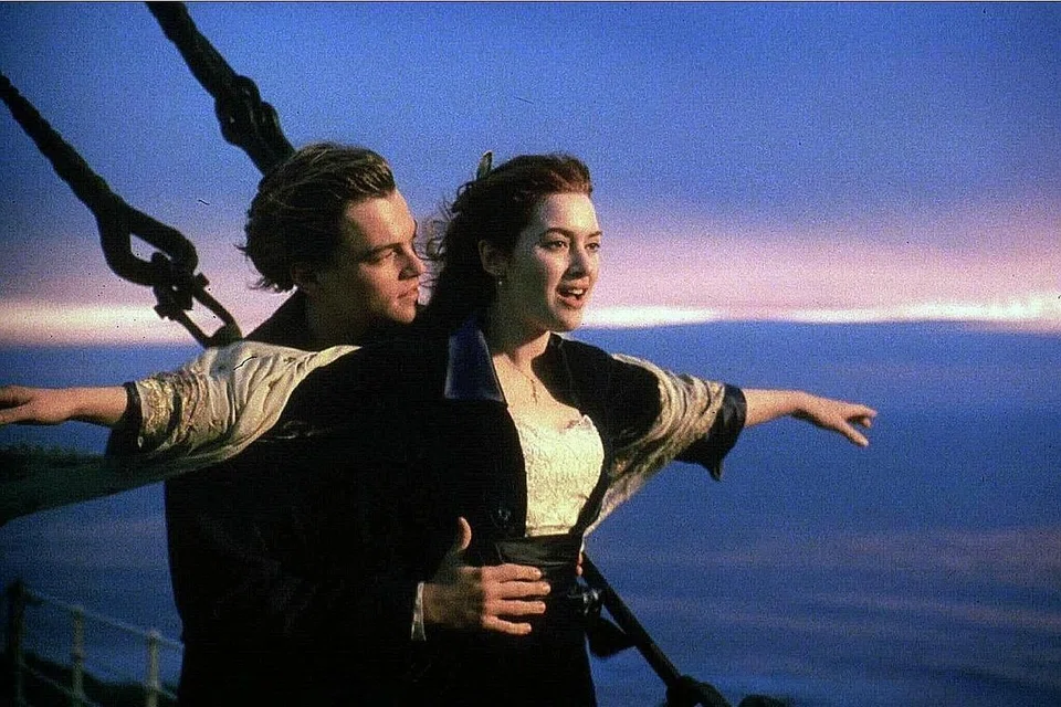 SAINGAN DARI PELAKON LAIN: Sebelum Kate Winslet dan Leonardo DiCaprio mendapatkan peranan ikonik sebagai Rose dan Jack dalam filem 'Titanic', pihak studio memikirkan tentang pelakon lain yang lebih mapan. - Foto PARAMOUNT STUDIOS/20TH CENTURY FOX