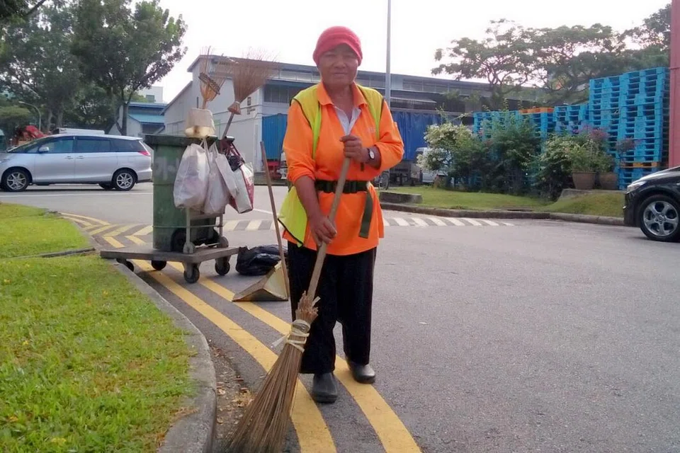 BEKERJA SAMBIL MELUPAKAN KENANGAN SEDIH: Cik Salamah Juah, 63 tahun, berasa lebih sihat dan cergas meskipun tugas menyapu jalan agak berat dan biasanya dilakukan kaum lelaki.