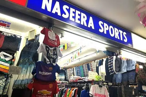 Naseera Sports yang terletak di tingkat dua pusat beli-belah Queensway Shopping Centre, menyediakan jersi bermutu tinggi daripada pelbagai jenama pakaian sukan.