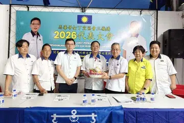 Pemangku Pengerusi Jawatankuasa Pelaburan, Perdagangan, Hal Ehwal Pengguna dan Sumber Manusia Johor yang juga Setiausaha MCA Johor, Encik Lee Ting Han (tiga dari kiri), ketika menghadiri Mesyuarat Agung Tahunan MCA Bahagian Kota Tinggi.
