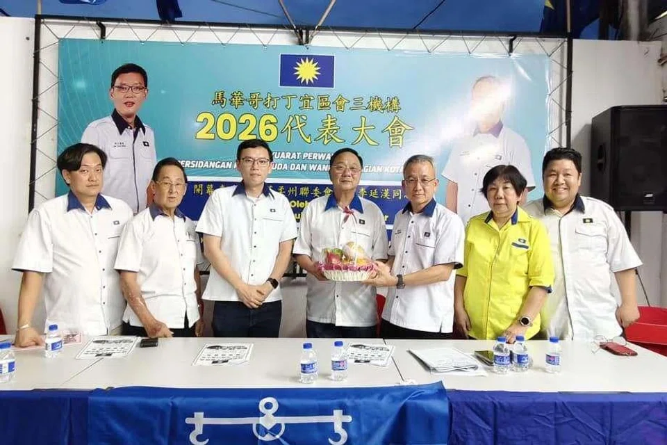 Pemangku Pengerusi Jawatankuasa Pelaburan, Perdagangan, Hal Ehwal Pengguna dan Sumber Manusia Johor yang juga Setiausaha MCA Johor, Encik Lee Ting Han (tiga dari kiri), ketika menghadiri Mesyuarat Agung Tahunan MCA Bahagian Kota Tinggi.