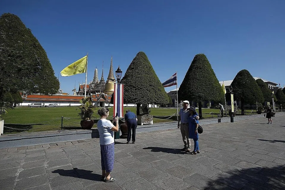 VIRUS JEJAS PELANCONG: Khemah khusus bagi mereka yang disyaki dijangkiti Covid-19 diletakkan di luar sebuah hospital di selatan Manila. Industri pelancongan Filipina dianggar kerugian berbilion peso ekoran sekatan sementara terhadap pendatang dari China. - Foto EPA-EFE