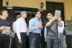 PENGGUNAAN TEKNOLOGI REALITI TAMBAHAN: Menteri Perhubungan dan Penerangan, Encik S. Iswaran dan mantan menteri sejawatan, Dr Yaacob Ibrahim (kiri), melihat peta digital di Google Map yang dihasilkan dengan kerjasama pelajar dari Politeknik Temasek serta penggunaan aplikasi bimbit, Locomole, bagi mencari lokasi kedai secara langsung dengan kemudahan realiti maya tambahan, yang ditunjukkan oleh Pengasas merangkap CEO LDR Technology, Encik Png Bee Hin (kanan), pada 20 Julai lalu. - Foto fail